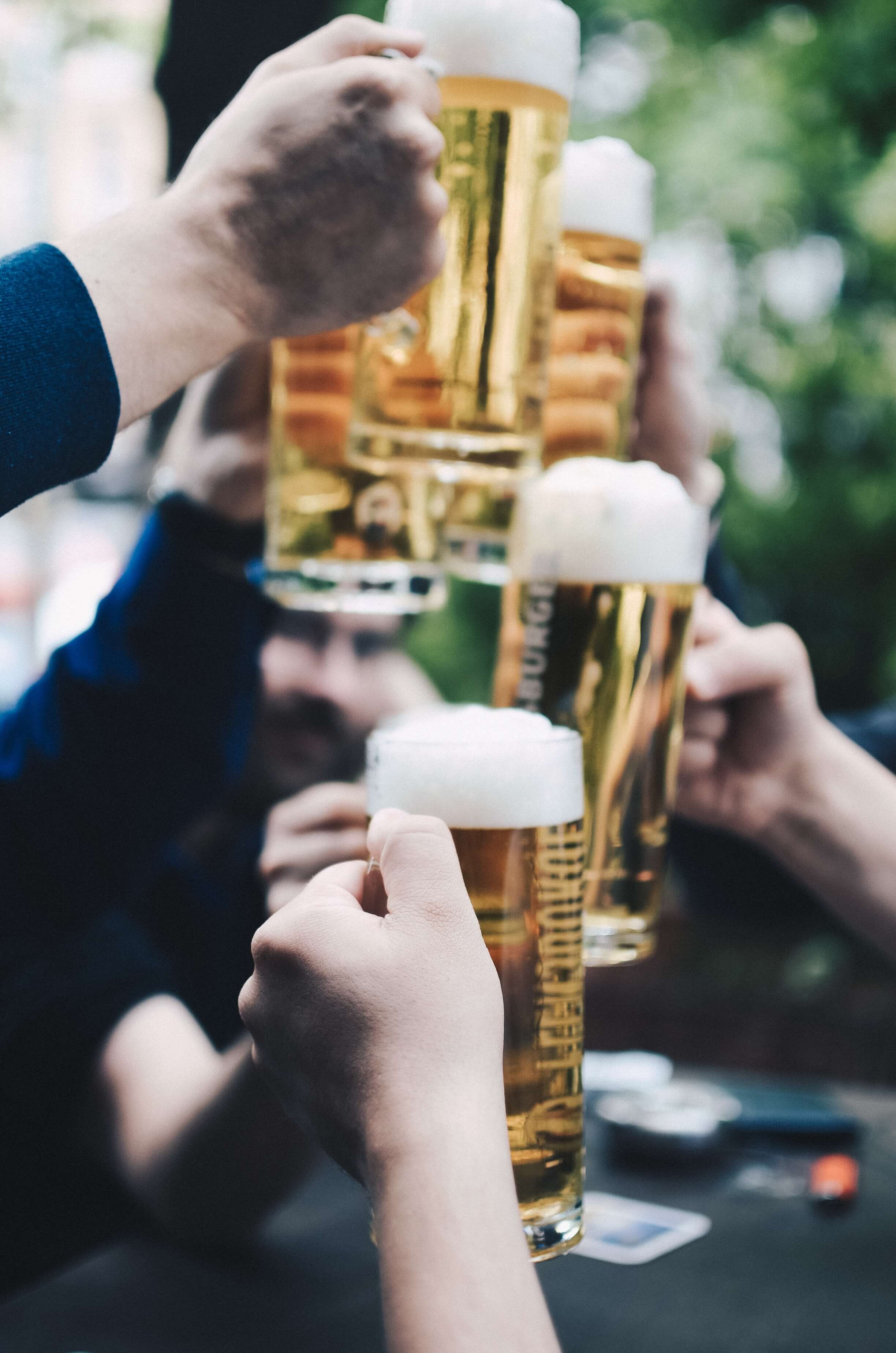 About 5 friends, toasting with chopp